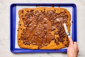 Simply-Recipes-Chocolate-Chip-Cookie-Bark-METHOD-2-fb877e0452364285bc1a0585cff91d4c.jpg